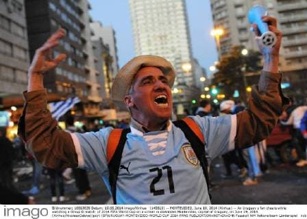 (140619) -- MONTEVIDEO, June 19, 2014 (Xinhua) -- An Uruguay s fan cheers while watching a Group D match of 2014 FIFA World Cup on a screen in downtown Montevideo, capital of Uruguay, on June 19, 2014. (Xinhua NicolasxCelaya)(pcy) (SP)URUGUAY-MONTEVIDEO-WORLD CUP 2014-FANS 