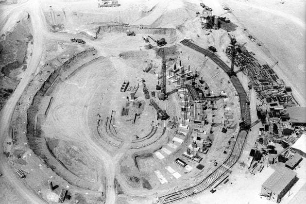 Bauarbeiten am Olympiagelände auf dem Oberwiesenfeld für die Sommerspiele 1972 in München: Das Olympiastadion