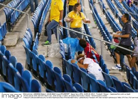 Japan fans (JPN), JUNE 19, 2014 - Football Soccer : Japanese fans pick up trash off the stands after the FIFA World Cup 2014 Group C match at Estadio das Dunas in Natal . Noxthirdxpartyxsales  (pfta006162)