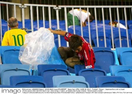 Japan fans (JPN), JUNE 19, 2014 - Football Soccer : Japanese fans pick up trash off the stands after the FIFA World Cup 2014 Group C match at Estadio das Dunas in Natal . Noxthirdxpartyxsales  (pfta006163)