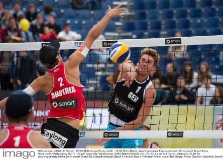 20.06.2014, Berlin, Washingtonplatz Beachvolleyball, Berlin smart Grand Slam Block Lorenz Petutschnig (AUT) - Angriff Alexander Walkenhorst (GER)