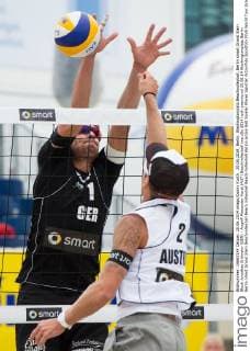20.06.2014, Berlin, Washingtonplatz Beachvolleyball, Berlin smart Grand Slam Block Jonathan Erdmann (GER) - Angriff Alexander Horst (AUT)