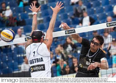 20.06.2014, Berlin, Washingtonplatz Beachvolleyball, Berlin smart Grand Slam Block Clemens Doppler (AUT) - Angriff Jonathan Erdmann (GER)