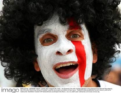 An England s fan with his face painted in the colours of his national flag attends the FIFA 2014 World Cup Group D football match at the Arena Corinthians in Sao Paulo.  macher premiumd Aufmacher 20205192
