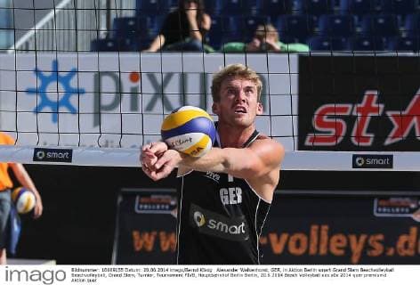 Alexander Walkenhorst, GER, in Aktion Berlin smart Grand Slam Beachvolleyball Beachvolleyball, Grand Slam, Turnier, Tournament FIVB, Hauptbahnhof Berlin Berlin, 20.6.2014