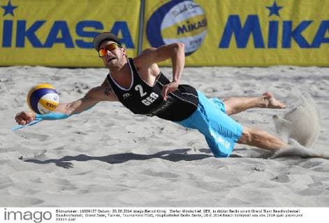 Stefan Windschief, GER, in Aktion Berlin smart Grand Slam Beachvolleyball Beachvolleyball, Grand Slam, Turnier, Tournament FIVB, Hauptbahnhof Berlin Berlin, 20.6.2014