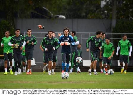 12200614DDI_ENT_MEX_OCHOA Action photo during Training Seleccion Mexicana, dig led the club in Santos, in photo from left to right, Carlos Salcido, Alfredo Talavera, Raul Jimenez, Hector Moreno, Guillermo Ochoa, Andres Guardado, Javier Aquino Carlos Pena 20 06 2014 xADRIANxMACIASx 