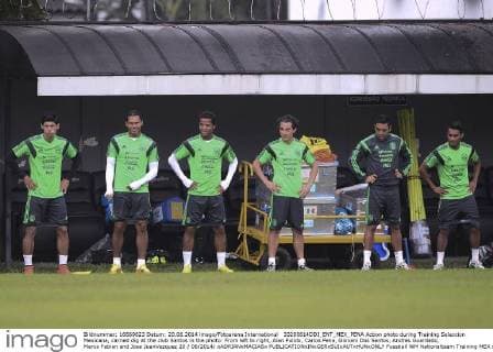 33200614DDI_ENT_MEX_PENA Action photo during Training Seleccion Mexicana, carried dig at the club Santos in the photo: From left to right, Alan Pulido, Carlos Pena, Giovani Dos Santos, Andres Guardado, Marco Fabian and Jose JuanVazquez 20 06 2014 xADRIANxMACIASx 
