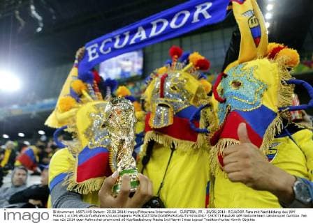 CURITIBA, PR - 20 06 2014: ECUADOR Fans mit Nachbildung des WM Pokals ( x(134)xRodolfoxBuhrerx xLaxImagemx  (24707)