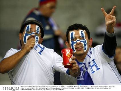 (140620) -- CURITIBA, June 20, 2014 (Xinhua) -- Two fans of Honduras pose ahead of a Group E match of 2014 FIFA World Cup at the Arena da Baixada Stadium in Curitiba, June 20, 2014. 
