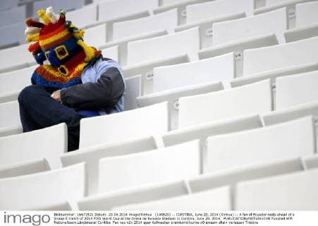 (140620) -- CURITIBA, June 20, 2014 (Xinhua) -- A fan of Ecuador rests ahead of a Group E match of 2014 FIFA World Cup at the Arena da Baixada Stadium in Curitiba, June 20, 2014. 