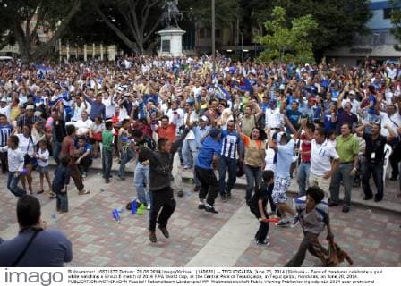 (140620) -- TEGUCIGALPA, June 20, 2014 (Xinhua) -- Fans of Honduras celebrate a goal while watching a Group E match of 2014 FIFA World Cup, at the Central Park of Tegucigalpa, in Tegucigalpa, Honduras, on June 20, 2014. 