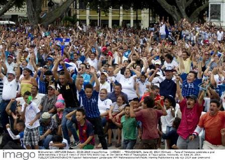 (140620) -- TEGUCIGALPA, June 20, 2014 (Xinhua) -- Fans of Honduras celebrate a goal while watching a Group E match of 2014 FIFA World Cup, at the Central Park of Tegucigalpa, in Tegucigalpa, Honduras, on June 20, 2014. 