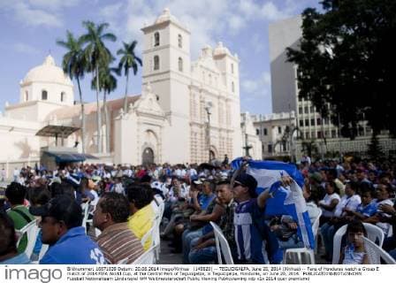(140620) -- TEGUCIGALPA, June 20, 2014 (Xinhua) -- Fans of Honduras watch a Group E match of 2014 FIFA World Cup, at the Central Park of Tegucigalpa, in Tegucigalpa, Honduras, on June 20, 2014. 