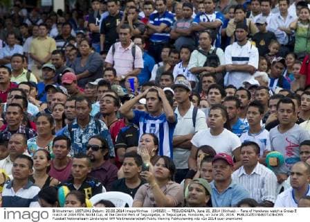 (140620) -- TEGUCIGALPA, June 20, 2014 (Xinhua) -- Fans of Honduras watch a Group E match of 2014 FIFA World Cup, at the Central Park of Tegucigalpa, in Tegucigalpa, Honduras, on June 20, 2014. 