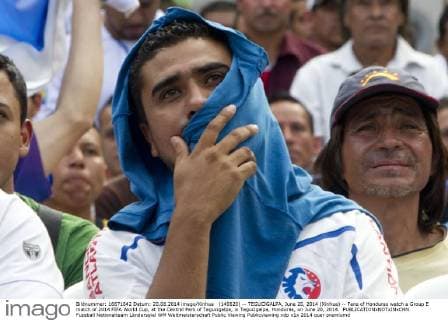 (140620) -- TEGUCIGALPA, June 20, 2014 (Xinhua) -- Fans of Honduras watch a Group E match of 2014 FIFA World Cup, at the Central Park of Tegucigalpa, in Tegucigalpa, Honduras, on June 20, 2014. 