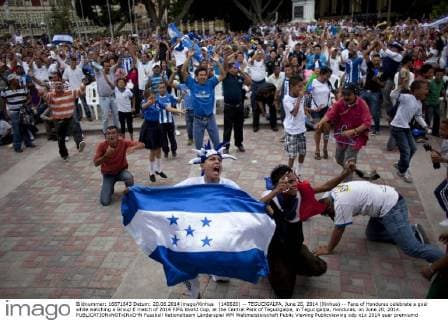 (140620) -- TEGUCIGALPA, June 20, 2014 (Xinhua) -- Fans of Honduras celebrate a goal while watching a Group E match of 2014 FIFA World Cup, at the Central Park of Tegucigalpa, in Tegucigalpa, Honduras, on June 20, 2014. 