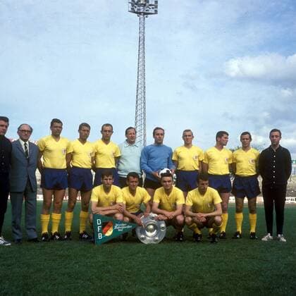 Fußball, Eintracht Braunschweig, Deutscher Meister 1967 Eintracht Braunschweig, Deutscher Meister der Saison 1966 1967, hi.v.li.: Co Trainer Heinz Patzig, Präsident Ernst Balduin Fricke, Hans Georg Dulz, Jürgen Moll, Joachim Bäse, Trainer Helmuth Johannsen, Torwart Horst Wolter, Peter Kaack, Lothar Ulsaß, Erich Maas, vorn: Klaus Gerwien, Walter Schmidt, Gerhard Saborowski und Klaus Meyer