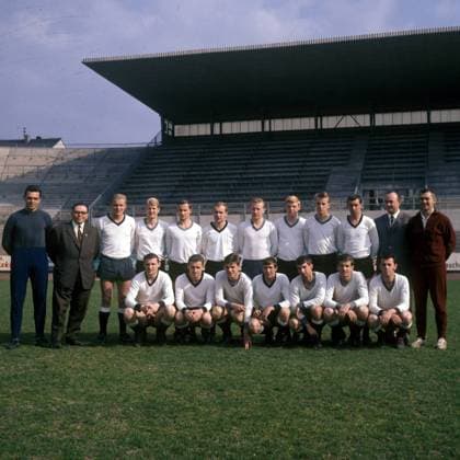 Kader Borussia Neunkirchen 1967 1968, hi.v.li.: Torwart Horst Kirsch, xxx, Günter Kuntz (3.v.li.), Peter Czernotzky, Gerd Regitz, Volker Münz, x, Werner Martin, Ludwig Lang, Dieter Schock, xxx, Trainer Zeljko Cajkovski (re.), vorn: Jürgen Wingert, Erich Leist, Jürgen Fuhrmann, Hans Linsenmaier, Jürgen Pontes, Willi Seebauer, Wolfgang Gayer