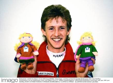 Skispringen, Vorschau auf die Olympische Winterspiele 1994: Jens Weißflog (Deutschland) mit Oly-Maskottchen Kristin und Haekon FOTO (C): WEREK Pressebildagentur xxNOxMODELxRELEASExx
