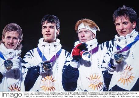 SKISPRINGEN, OLYMPISCHE WINTERSPIELE 1994 IN LILLEHAMMER Jens Weissflog, Hansjoerg Jaeckle, Dieter Thoma und Christoph Duffner praesentieren ihre Goldmedaillen FOTO (C): WEREK Pressebildagentur xxNOxMODELxRELEASExx
