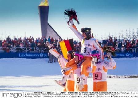 SKISPRINGEN, OLYMPISCHE WINTERSPIELE 1994 IN LILLEHAMMER Jens Weissflog jubelt auf den Schultern von Hansjoerg Jaeckle, Dieter Thoma und Christoph Duffner uber Mannschaftsgold FOTO (C): WEREK Pressebildagentur xxNOxMODELxRELEASExx