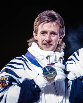 SKISPRINGEN, OLYMPISCHE WINTERSPIELE 1994 IN LILLEHAMMER Jens Weissflog praesentiert seine Goldmedaillen im Mannschaftspringen FOTO (C): WEREK Pressebildagentur xxNOxMODELxRELEASExx