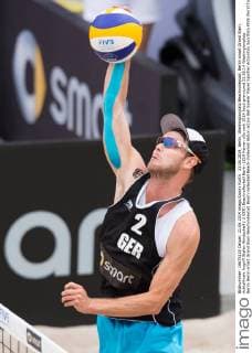 21.06.2014, Berlin, Washingtonplatz Beachvolleyball, Berlin smart Grand Slam, Achtelfinale Angriff Stefan Windscheif ( 2 GER)
