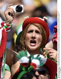 (140621) -- BELO HORIZONTE, June 21, 2014 (Xinhua) -- A fan of Iran 