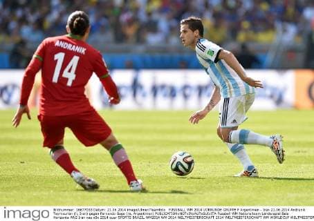 FUSSBALL WM 2014 VORRUNDE GRUPPE F Argentinien - Iran 21.06.2014 Andranik Teymourian (li, Iran) gegen Fernando Gago (re, Argentinien)