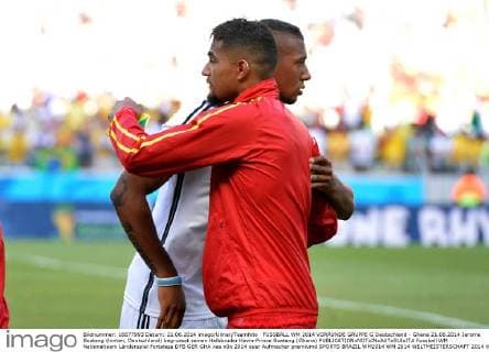 FUSSBALL WM 2014 VORRUNDE GRUPPE G Deutschland - Ghana 21.06.2014 Jerome Boateng (hinten, Deutschland) begruesst seinen Halbbruder Kevin-Prince Boateng (Ghana)