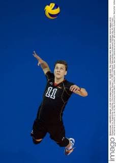 21.06.2014, Max Schmeling Halle, Berlin Volleyball, World League 2014, Deutschland vs. Argentinien Aufschlag Service Lukas Kampa ( 11 GER)
