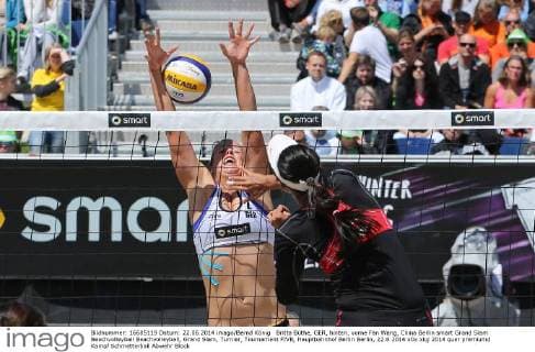 Britta Büthe, GER, hinten, vorne Fan Wang, China Berlin smart Grand Slam Beachvolleyball Beachvolleyball, Grand Slam, Turnier, Tournament FIVB, Hauptbahnhof Berlin Berlin, 22.6.2014