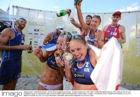 Kristyna Kolocova, CZE, links, rechts Marketa Slukova, CZE, bekommen bei der Siegerehrung eine Sektdusche Berlin smart Grand Slam Beachvolleyball, Grand Slam, Turnier, Tournament FIVB, Hauptbahnhof Berlin, 22.6.2014