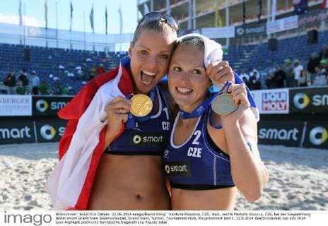 Kristyna Kolocova, CZE, links, rechts Marketa Slukova, CZE, bei der Siegerehrung Berlin smart Grand Slam Beachvolleyball, Grand Slam, Turnier, Tournament FIVB, Hauptbahnhof Berlin, 22.6.2014