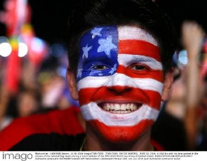 ITAR-TASS: RIO DE JANEIRO, JUNE 22, 2014. A USA fan with his face painted in the colours of the national flag reacts during a live broadcast of the FIFA 2014 World Cup Group G football match.  Aufmacher premiumd RE1480B9