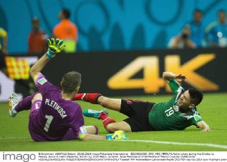 42230614DDI_CRO_MEX_PERALTA Action photo during the Croatia vs Mexico, Group A match Reported, World Cup 2014 Match, pictured: Stipe Pleticosa of Oribe Peralta of Mexico Croaciay 23 06 2014 xOSVALDOxAGUILARx 