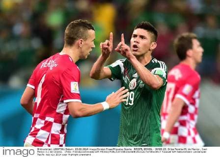 RECIFE, BRASIL - JUNIO 23: Oribe Peralta (R) de Mexico , Ivan Perisic (L) de Croatia, (Foto: FranciscoxEstrada JAM MEDIA) 