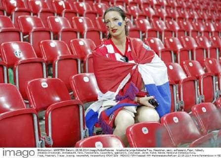 kroatische junge hübsche Frau, Maedchen, sexy, aufreizend, Figur, hübsch, attraktiv,Emotionen, enttaeuscht, Fans, Fussballfans, supporters, spectators, Zuschauer, Jacke, Kutte, Weste, Fankurve Enttaeuschung, Frust, frustriert, Trauer ,traurig, verzweifelt, Verzweiflung KROATIEN - MEXIKO FIFA Fussball WM Weltmeisterschaft am 23.06.2014 Arena Pernambuco in RECIFE, BRASILIEN