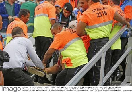 Sicherheitsdienst, entfernt einen randalierenden kroatischen Fan Kontrolle, Massnahme, Wache,Wachdienst, Sicherheit, bewachen, kontrollieren, KROATIEN - FIFA Fussball WM Weltmeisterschaft am 23.06.2014 Arena Pernambuco in RECIFE