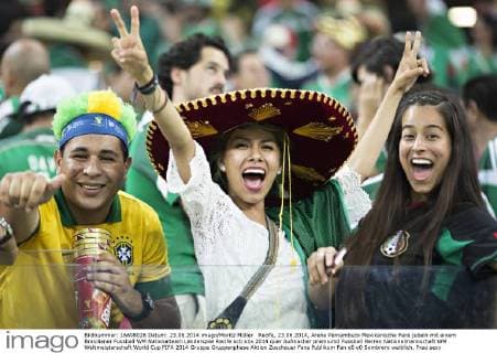 Recife, 23.06.2014, Arena Pernambuco Mexikanische Fans jubeln mit einem Brasilianer