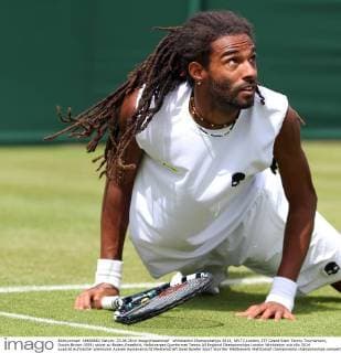 Wimbledon Championships 2014, AELTC,London, ITF Grand Slam Tennis Tournament, Dustin Brown (GER) stürzt zu Boden,Einzelbild, Halbkoerper,Querformat