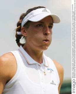 Wimbledon Championships 2014, AELTC,London, ITF Grand Slam Tennis Tournament, Andrea Petkovic (GER)reagiert erleichtert, blaest die Backen auf,Einzelbild, Halbkoerper,Hochformat,Portrait,Mimik,