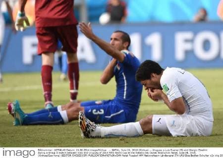 -- NATAL, June 24, 2014 (Xinhua) -- Uruguay s Luis Suarez (R) and Giorgio Chiellini during a Group D match between Italy and Uruguay of 2014 FIFA World Cup at the Estadio das Dunas Stadium in Natal, June 24, 2014. (Xinhua Guo Yong) (EDITOR CHOICE)(SP) 