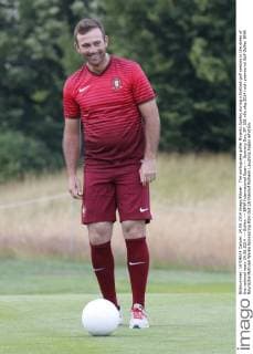 The portuguese golfer Ricardo Santos during a football golf session in the dress of the national team 24.06.2014 --- Golfen --- BMW International Open --- Opening Day, EP_JSE