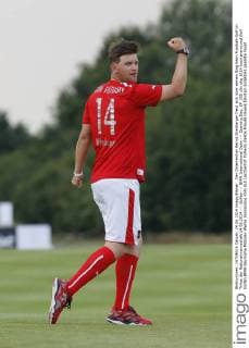 Der Österreicher Bernd Wiesberger freut sich über seinen Sieg beim Fussball-Golf im Trikot der Nationalmannschaft 24.06.2014 --- Golfen --- BMW International Open --- Opening Day, EP_JSE