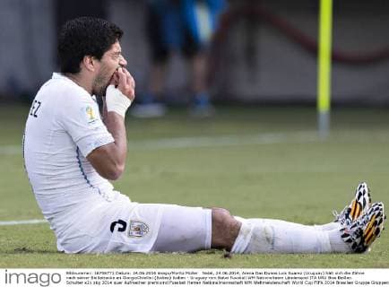 Natal, 24.06.2014, Arena Das Dunas Luis Suarez (Uruguay) hält sich die Zähne nach seiner Beißattacke an GiorgioChiellini (Italien) Italien - Uruguay mm