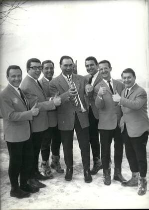 Olympia, Historie, Olympische Winterspiele 1964 in Innsbruck Feb. 02, 1964 - Olympic Winter games Innsbruck 1964: Ex-German boxing-champion between visitors of the games. Schmeling in the middle of Swiss-Jazzgroup hasy Osterwald (secohnd pightre form Schmeling with spectcles) Max likes always to do jokes to day he tries to play trompet, it is naturally not easy for a sportsman.  - ZUMAk09
