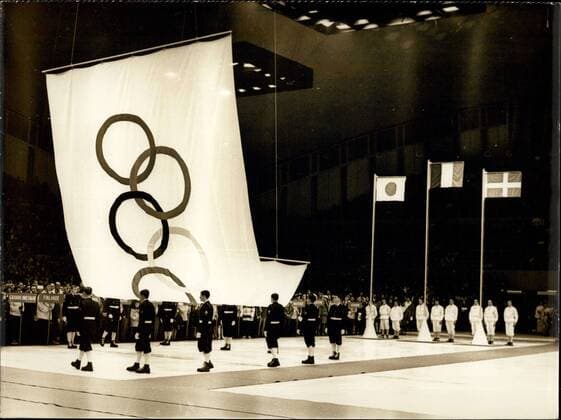 Feb. 19, 1968 - Jeux Olympiques D?Hiver - Ceremonie de cloture des jeux. NPM Les jeux sont faits: le drapeau ou s?entre croisent les anneaux Olympiques est descend. Denos envoys speciaux a Grenoble. Winter Olympics: Closing Ceremony. OPS: The Olympic flag brought down during the closing ceremony at Grenoble yesterday.  - ZUMAk09
