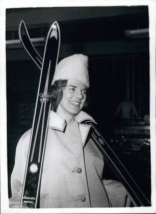 Olympia, Historie, Olympische Winterspiele 1960 in Squaw Valley Feb. 24, 2012 - Hazel Tries Out The Macmillan Moscow Hat Prepared For British Winter Olympics Team: Man and women members of the British Olympic Skiing and skating teams are to be given white fur hats - called the Macmillan Moscow Hat as part of their parade dress. They are to wear them at the Winter Olympics in February, at Squaw Valley. U.S.A. One of the hats was to be seen on show to members of the team at the Lillywhite Winter Sports Cocktail Party, Regent Street this evening. Photo shows Hazel Vanbraan who comes from Haywards s Heath - shows off the new Macmillan Moscow Hat - which is to be supplied to the Winter Olympics Team.  - ZUMAk09